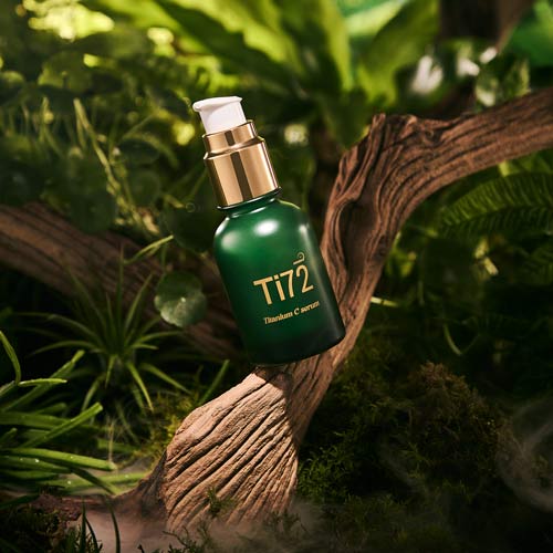 숲속 나무와 식물 배경에서 촬영된 휴메디컬 Ti72 세럼 제품 사진 Humedical Ti72 serum product photo captured with forest trees and plants background