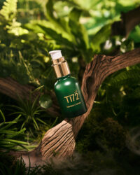 숲속 나무와 식물 배경에서 촬영된 휴메디컬 Ti72 세럼 제품 사진 Humedical Ti72 serum product photo captured with forest trees and plants background