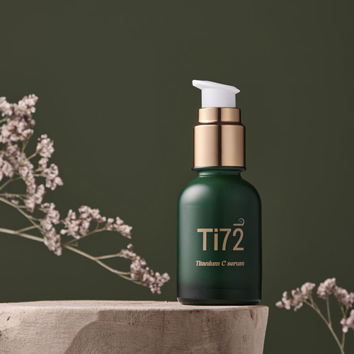 휴메디컬 Ti72 티타늄 C 세럼이 나무 스탠드 위에 놓인 제품 사진 Humedical Ti72 Titanium C Serum bottle placed on a wooden podium with natural styling