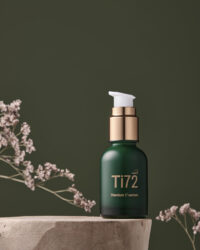 휴메디컬 Ti72 티타늄 C 세럼이 나무 스탠드 위에 놓인 제품 사진 Humedical Ti72 Titanium C Serum bottle placed on a wooden podium with natural styling