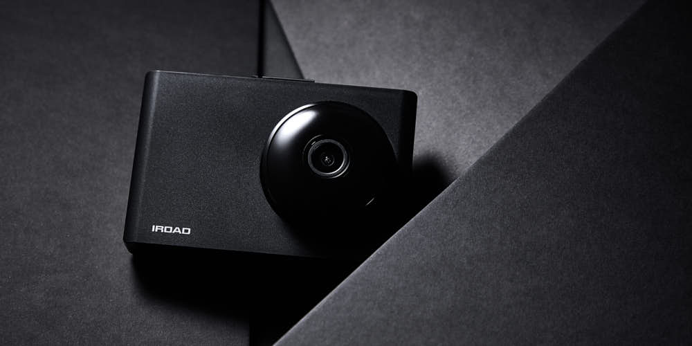 컬러 조명을 활용한 아이로드 블랙박스 제품 사진 IROAD dashcam photo with colorful studio lighting
