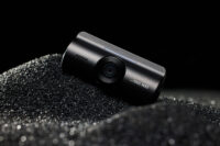 블랙 샌드 위에 놓인 아이로드 X6 블랙박스 제품 사진 IROAD X6 dashcam on black sand texture