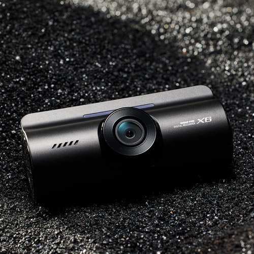 검은 텍스처 배경 위의 아이로드 블랙박스 X6 제품 이미지 IROAD Dashcam X6 on black textured background