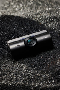 검은 텍스처 배경 위의 아이로드 블랙박스 X6 제품 이미지 IROAD Dashcam X6 on black textured background