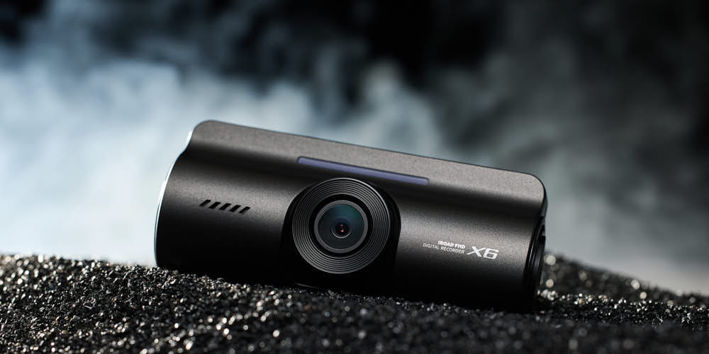 검은 표면 위에 놓인 아이로드 X6 블랙박스 제품 사진 IROAD X6 dashcam placed on black surface