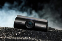 검은 표면 위에 놓인 아이로드 X6 블랙박스 제품 사진 IROAD X6 dashcam placed on black surface