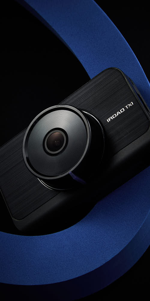 블루 조명 아래 연출된 아이로드 블랙박스 X6 제품 사진 IROAD dashcam X6 photo under blue studio lighting
