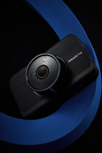 블루 조명 아래 연출된 아이로드 블랙박스 X6 제품 사진 IROAD dashcam X6 photo under blue studio lighting