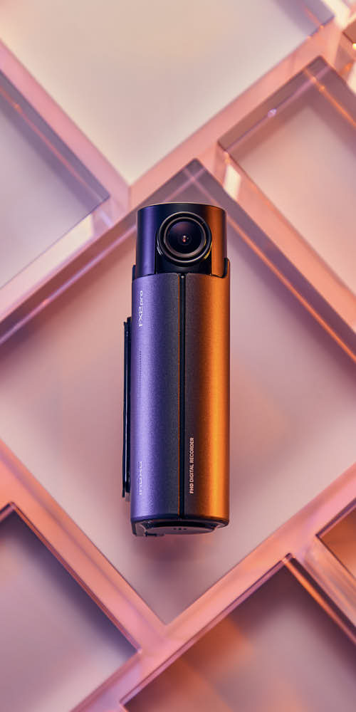 오렌지 조명 배경 위 아이로드 FX2Pro 블랙박스 제품 사진 IROAD FX2Pro dashcam product photo with orange background lighting