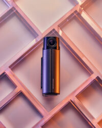 오렌지 조명 배경 위 아이로드 FX2Pro 블랙박스 제품 사진 IROAD FX2Pro dashcam product photo with orange background lighting