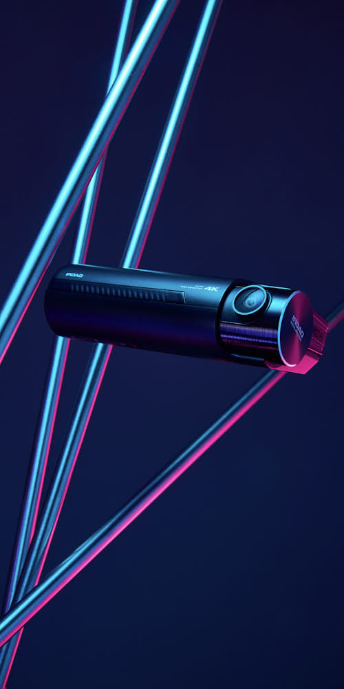 네온 조명 속에 설치된 아이로드 X10Pro 블랙박스 제품 사진 Photo of IROAD X10Pro dashcam highlighted with neon lights