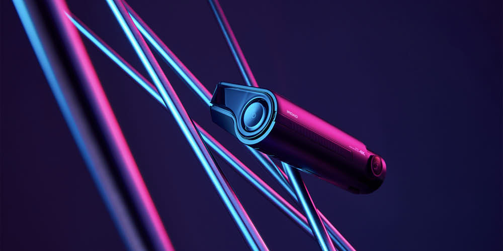 네온 핑크와 블루 조명 속 아이로드 X10Pro 블랙박스 제품 사진 IROAD X10Pro dashcam photo with neon pink and blue studio lighting