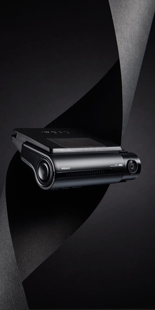블랙 배경과 꼬인 소재를 활용한 아이로드 X10 Pro 블랙박스 사진 IROAD X10 Pro dashcam photo with twisted material on black background