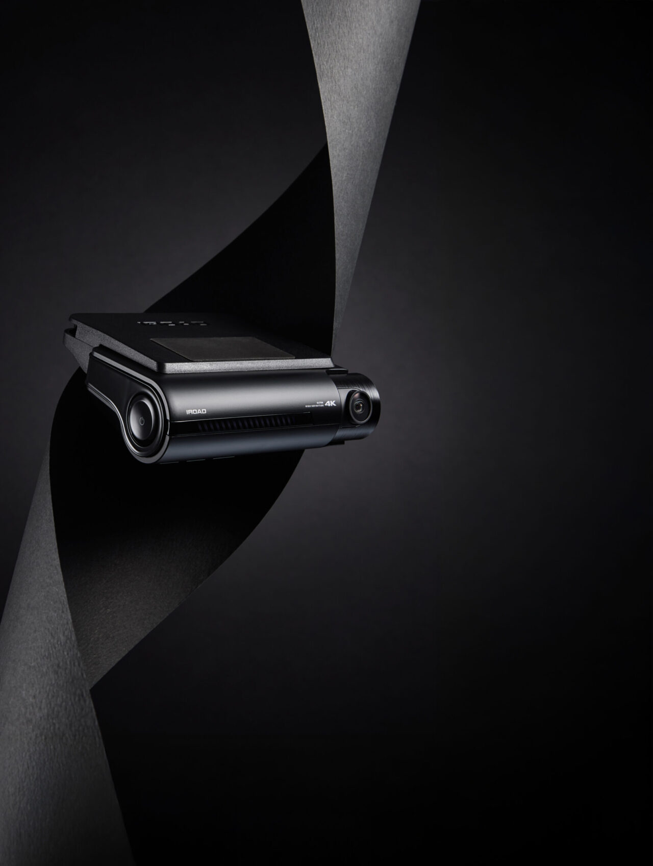 블랙 배경과 꼬인 소재를 활용한 아이로드 X10 Pro 블랙박스 사진 IROAD X10 Pro dashcam photo with twisted material on black background