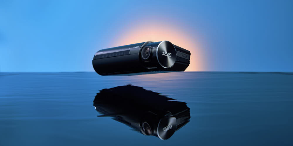푸른 배경과 물 위 반사로 연출된 아이로드 X10 프로 블랙박스 광고 사진 IROAD X10 Pro dashcam advertising photo with blue water reflection