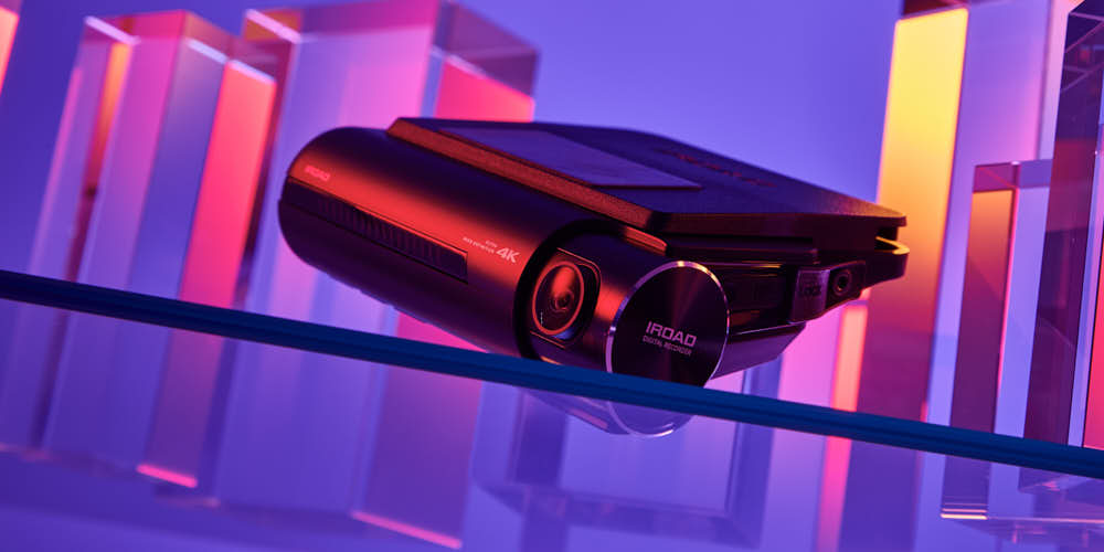 화려한 조명과 아크릴 블록으로 연출된 아이로드 X10Pro 블랙박스 제품 광고 사진 IROAD dashcam advertising photo with acrylic props and colorful studio lighting