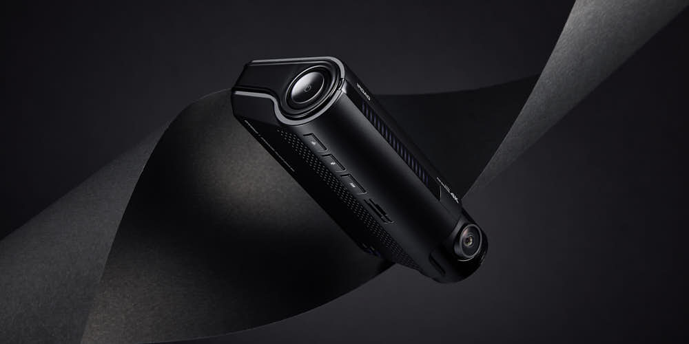 어두운 스튜디오 배경에서 촬영된 아이로드 X10Pro 블랙박스 광고용 제품 사진 IROAD X10Pro dashcam advertising product photo with dark studio styling