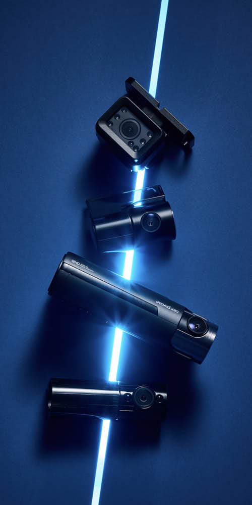 푸른 빛 조명 속 아이로드 X30 블랙박스 제품 사진 IROAD X30 dashcam photo with blue light setup