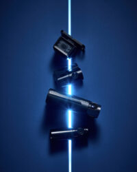 푸른 빛 조명 속 아이로드 X30 블랙박스 제품 사진 IROAD X30 dashcam photo with blue light setup