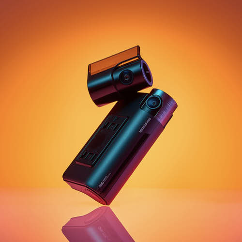 주황색 조명을 활용한 아이로드 X300 블랙박스 광고 사진 IROAD X300 dashcam advertising photo with orange background and reflection effect