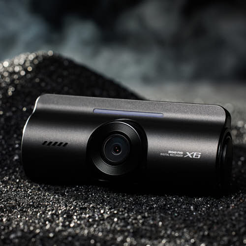 아이로드 X6 블랙박스가 스튜디오 블랙 텍스처 위에 놓인 제품 이미지 IROAD X6 blackbox placed on black studio texture