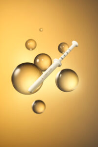 Jenacell 세럼 주사기가 골드 버블 사이에 떠 있는 제품 사진 Jenacell serum syringe floating among golden bubbles