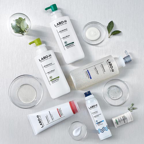 LABO-H 샴푸, 토닉, 트리트먼트, 건강보조제 등 다양한 제품의 플랫레이 사진 LABO-H shampoo, tonic, treatment, and supplements flatlay photo