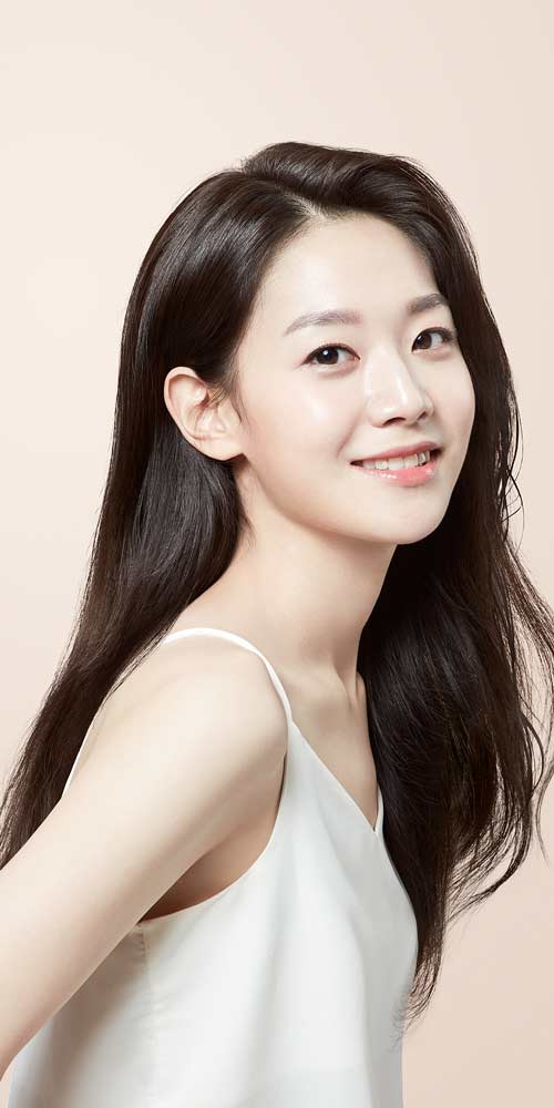라보에이치 모델 여성 초상, 긴 머리와 건강한 두피 이미지를 강조한 뷰티 사진 Beauty portrait of LABO-H female model, highlighting healthy scalp and shiny long hair against a clean background