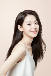 라보에이치 모델 여성 초상, 긴 머리와 건강한 두피 이미지를 강조한 뷰티 사진 Beauty portrait of LABO-H female model, highlighting healthy scalp and shiny long hair against a clean background