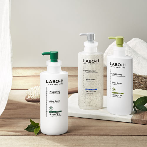 라보에이치 샴푸 세 가지 제품이 함께 놓인 패키지 사진 Photo of LABO-H shampoo triple pack on a wooden table