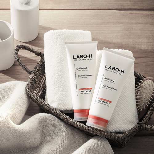 라보에이치 탈모케어 트리트먼트 듀오, 바구니와 수건 배경의 제품 컷 Labo-H hair loss relief treatment duo with basket and towels in clean bathroom styling