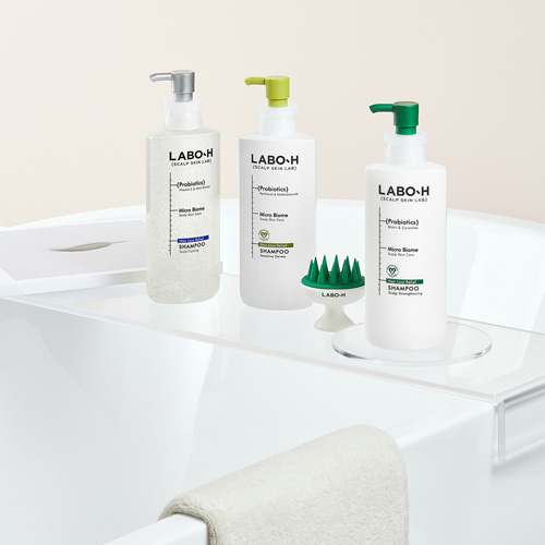 라보에이치 샴푸 세트가 욕실 욕조 위에 배치된 모습 Labo-H shampoo set placed on a bathtub with lifestyle styling