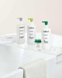 라보에이치 샴푸 세트가 욕실 욕조 위에 배치된 모습 Labo-H shampoo set placed on a bathtub with lifestyle styling